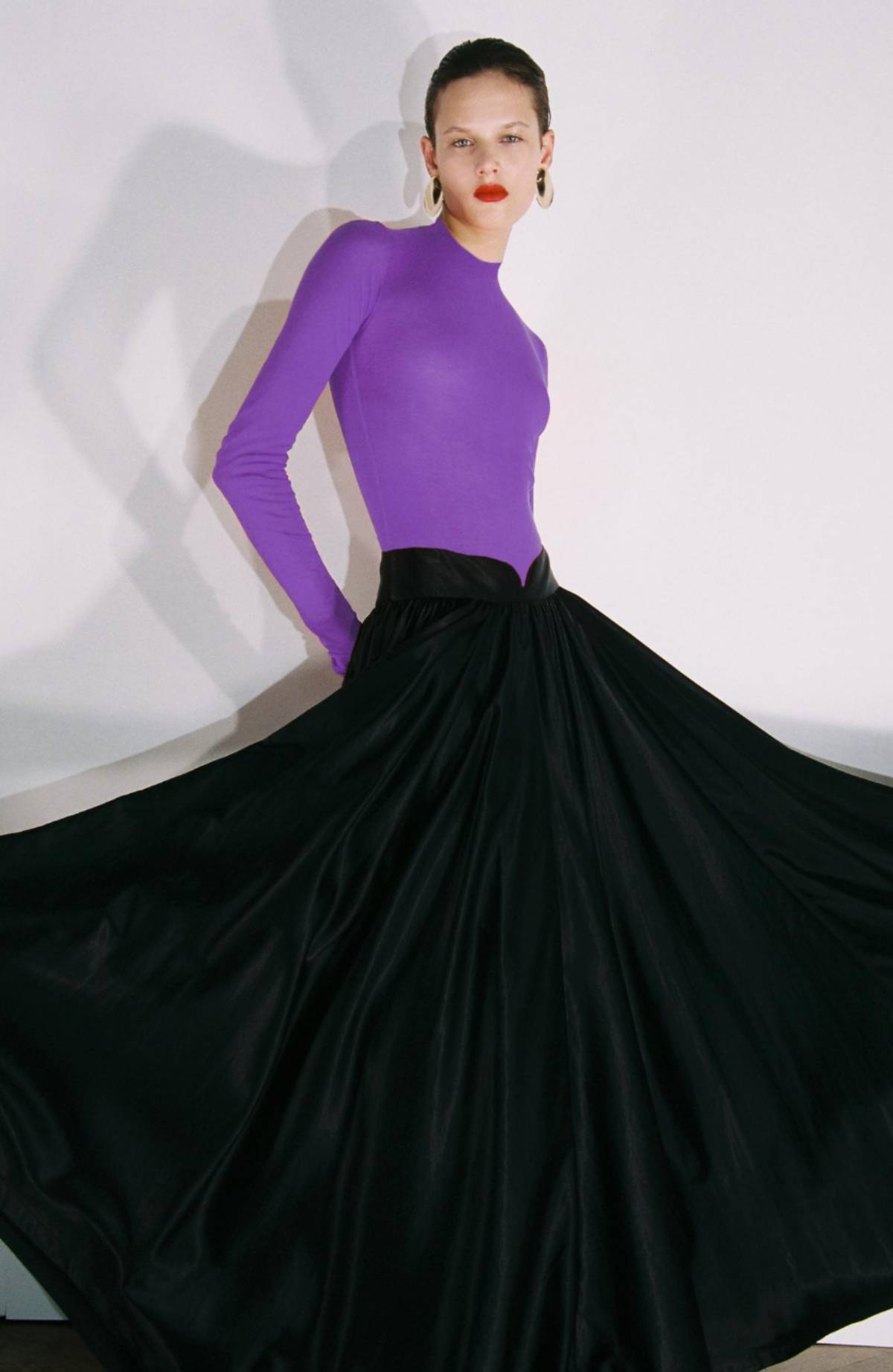 La falda maxi de cupro de ZW Limited Edition se equilibra con una camiseta Supima violeta.