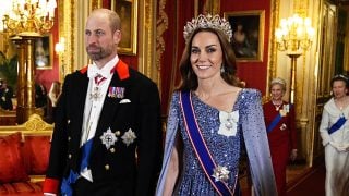 Kate Middleton con la tiara de la reina madre. (Foto: Gtres)