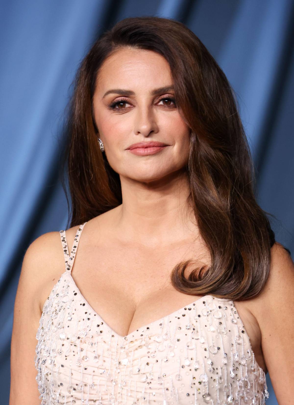 Penélope Cruz en una ceremonia de premios, con un vestido claro. (Foto: Gtres)