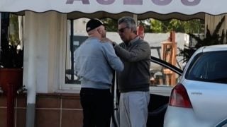 Kiko Rivera junto a su tío Antonio Rivera. (Foto: Telecinco)