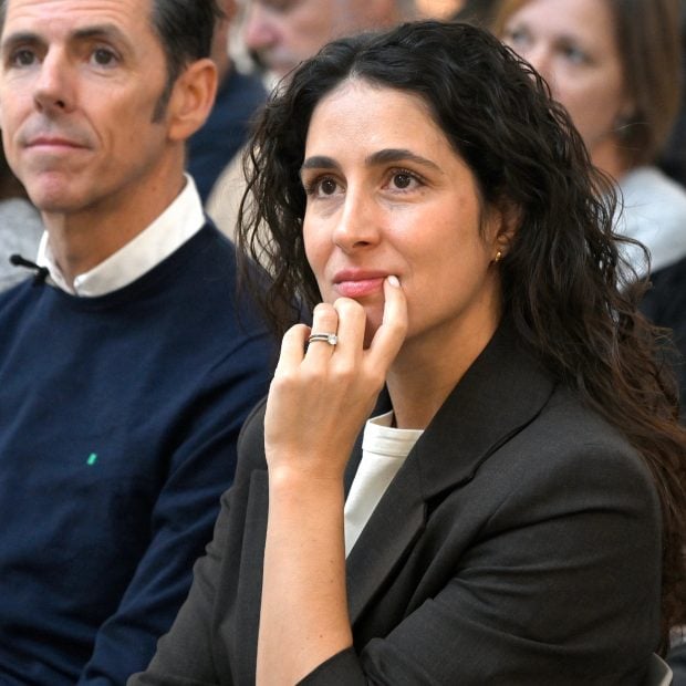 La mujer de Rafa Nadal ha optado por un traje de dos piezas en negro que ha combinado con una camiseta básica blanca. (Foto: Gtres)