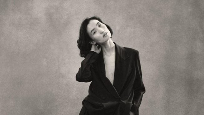 Aterriza en Zara el abrigo de raya diplomática más elegante de la temporada: disponible en todas las tallas