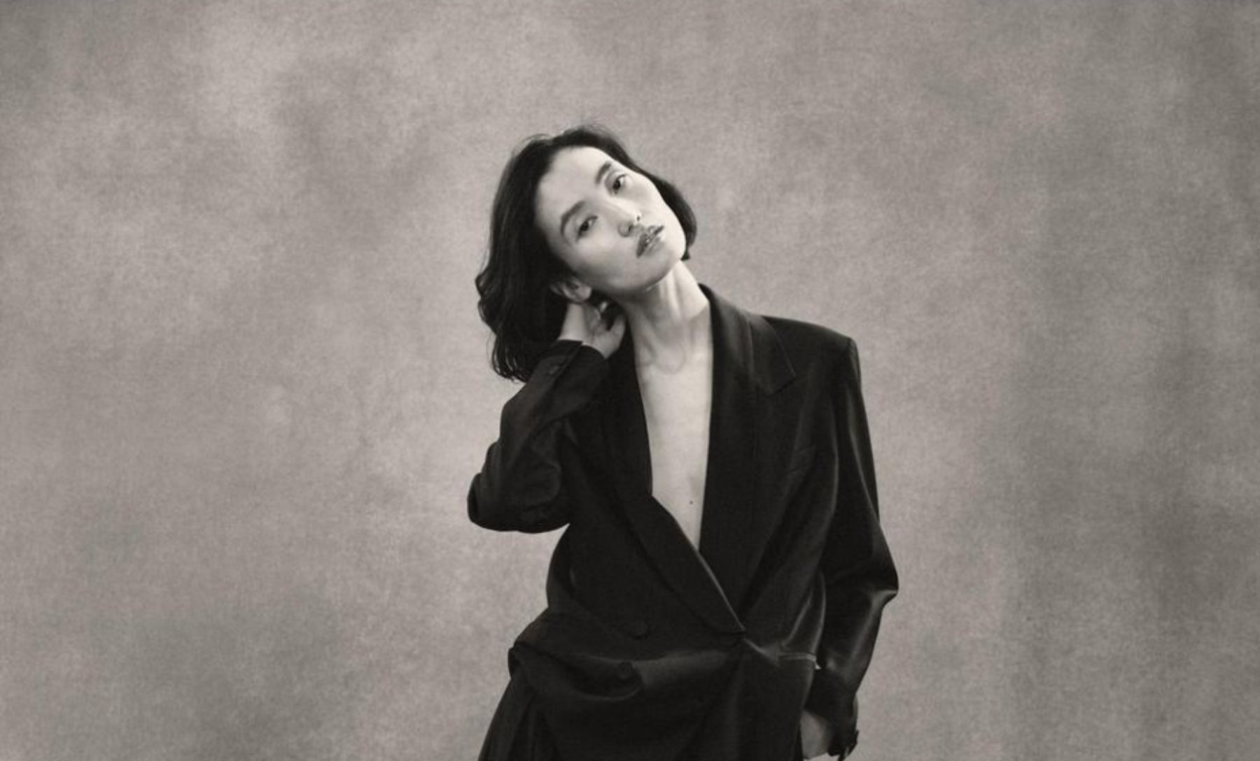 Aterriza en Zara el abrigo de raya diplomática más elegante de la temporada: disponible en todas las tallas