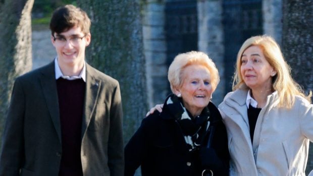 Pablo Urdangarin con su abuela paterna y su madre, la infanta Cristina. (Foto: Gtres)