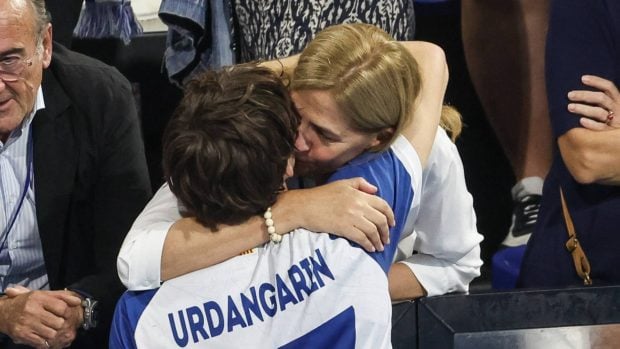 Pablo Urdangarin con su madre. (Foto: Gtres)