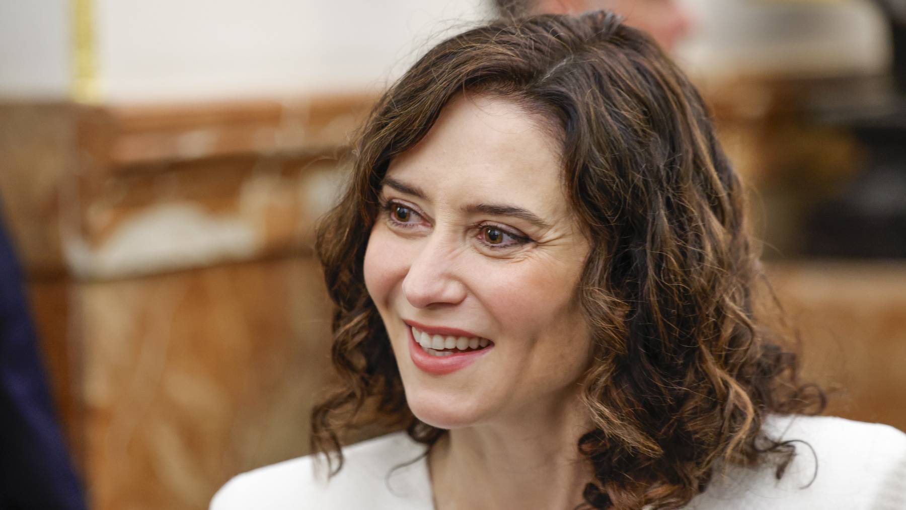 Isabel Díaz Ayuso brilla en el Día de la Constitución con un traje blanco