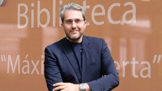 Máximo Huerta y el cartel de la biblioteca que lleva su nombre. (Fotos: Instagram y Gtres)