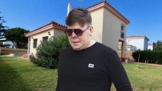 Montale de Lucas González con su casa de fondo. (Foto: Idealista y Gtres)