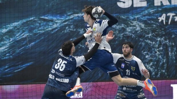 Pablo Urdangarin jugando a balonmano. (Foto: Gtres)