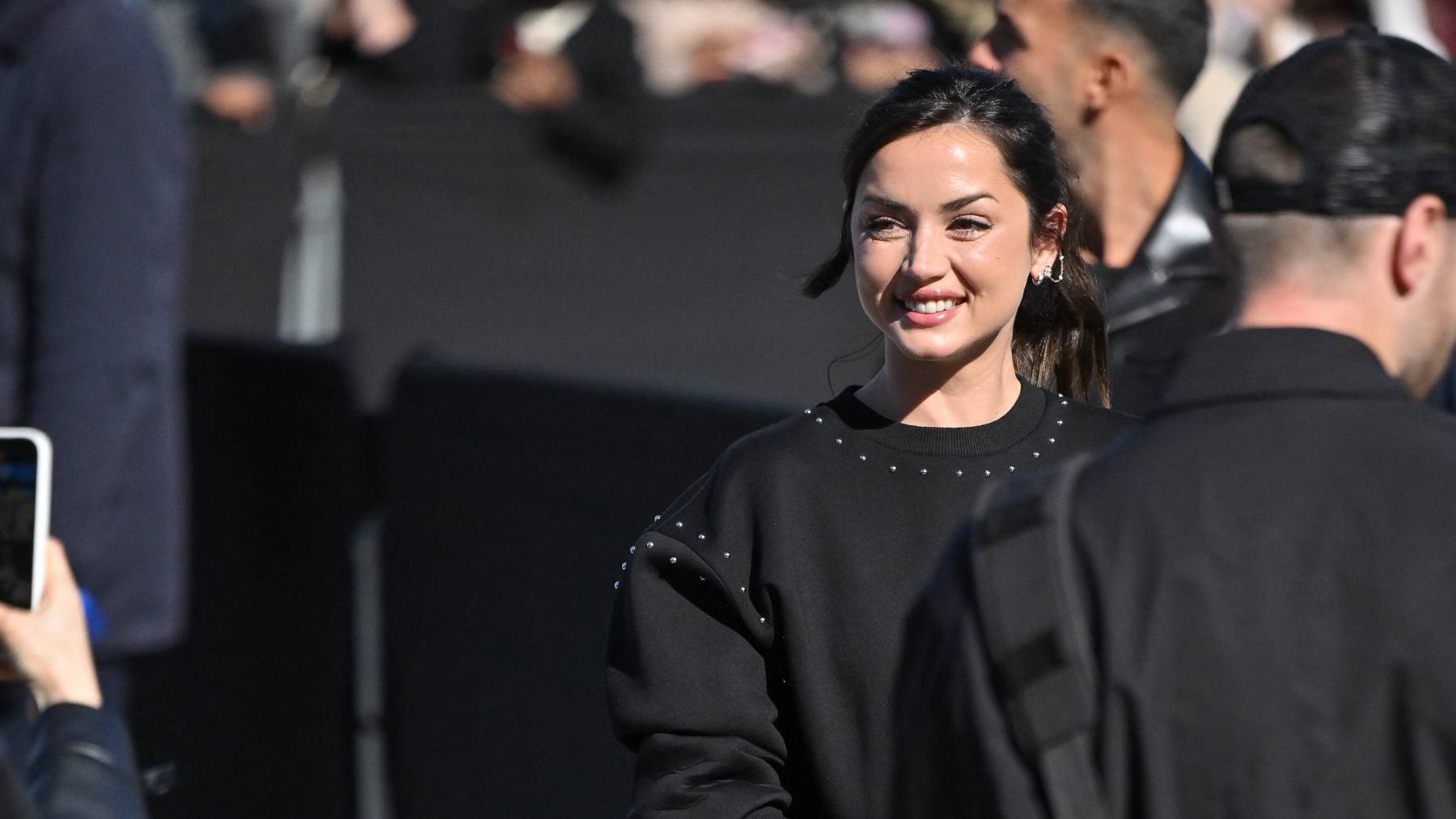 Ana de Armas aparece por sorpresa en la F1: paraliza el box de Hamilton y hace sombra al propio Norris