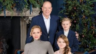 La tarjeta navideña de Alberto y Charléne con sus hijos. (Foto: Redes Sociales)