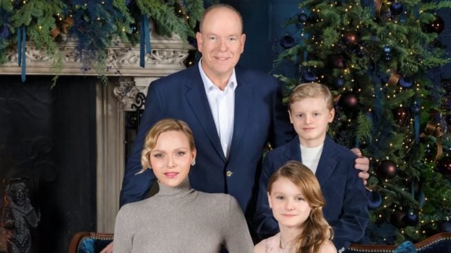 La tarjeta navideña de Alberto y Charléne con sus hijos. (Foto: Redes Sociales)