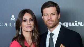 El exfutbolista Xabi Alonso y su mujer, Nagore Aramburu, durante el 10º aniversario de la publicación Squire y de la firma Scalpers. (Foto: Gtres)