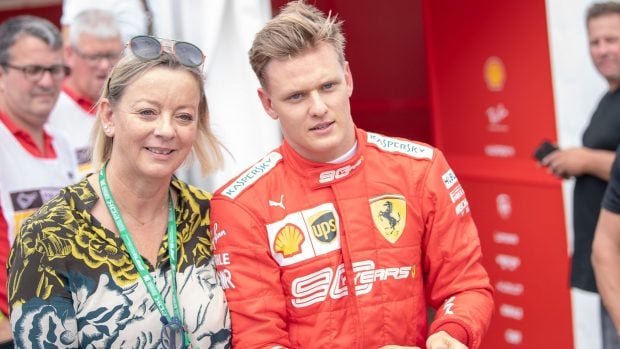 Corinna Schumacher junto a su hijo Mick. (Foto: Gtres)