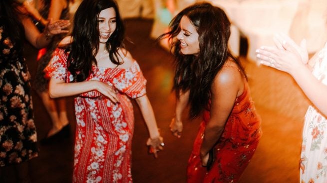 Han vuelto a H&M los pantalones fluidos de lentejuelas que prometen ser la estrella de la Navidad