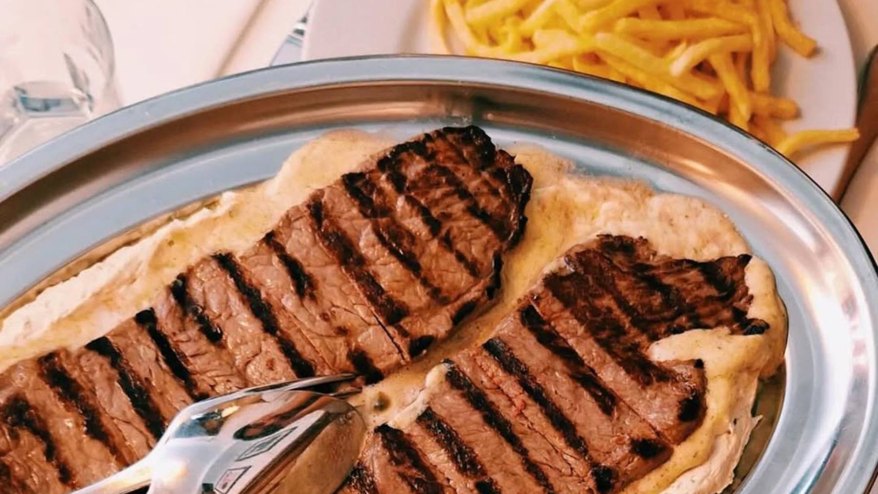 Café de París, el restaurante que solo sirve entrecôte y se ha hecho viral entre los influencers