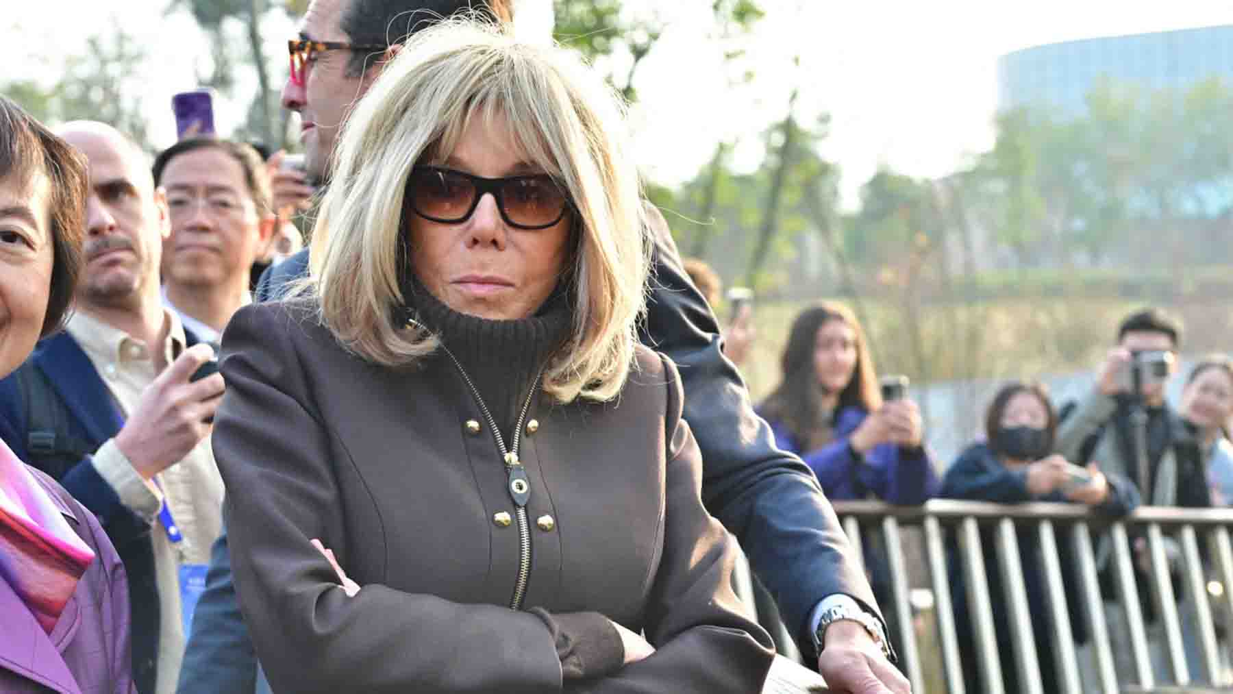 Brigitte Macron carga contra un grupo de feministas y se desata la polémica