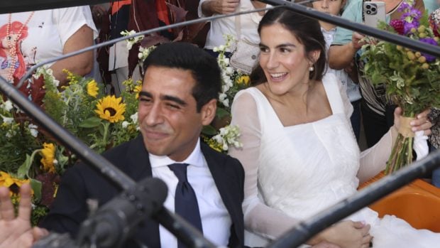 Alberto Herrera y Blanca Llandres en su boda. (Foto: Gtres)