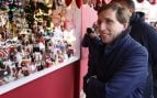 José Luis Martínez-Almeida en el mercado de Navidad de la Plaza Mayor. (Foto: Gtres)