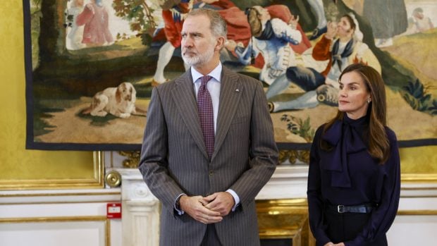 Los Reyes Felipe VI y doña Letizia en un acto de su agenda oficial. (Foto: Gtres)