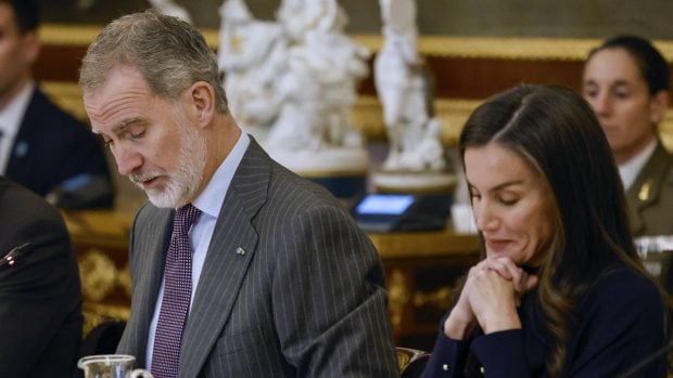 Los Reyes Felipe VI y doña Letizia en un acto de su agenda oficial. (Foto: Gtres)