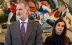 Los Reyes Felipe VI y doña Letizia en un acto de su agenda oficial. (Foto: Gtres)