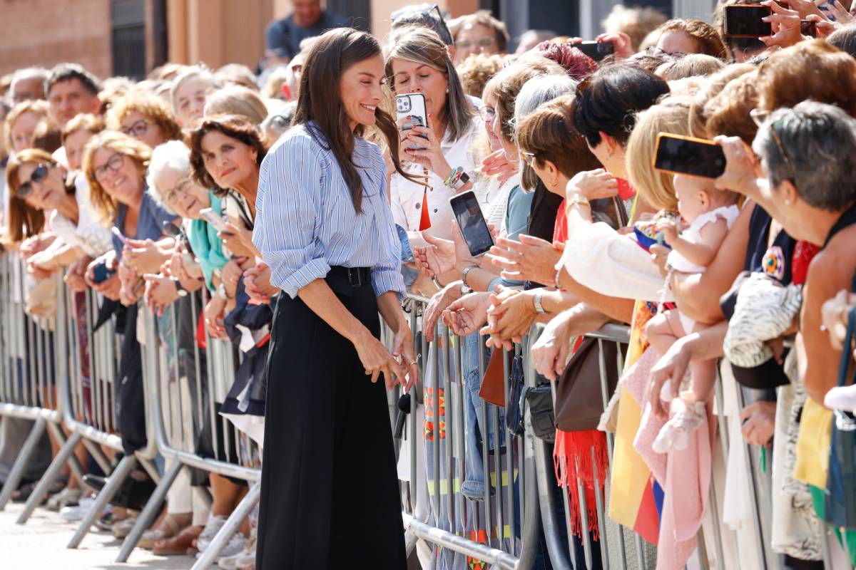 Camisa de rayas y pantalón amplio – Visita institucional. (Foto: Gtres)