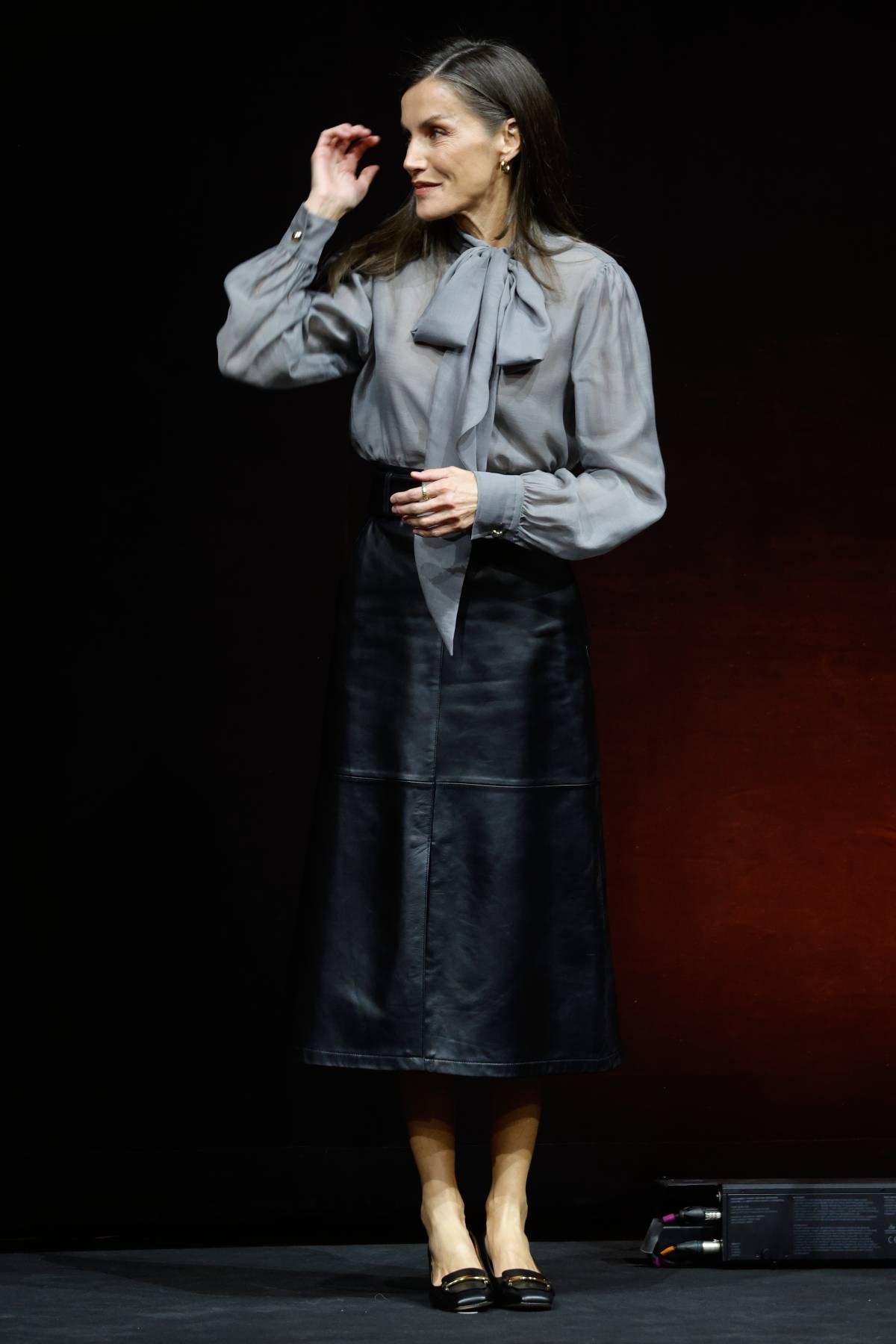 Blusa de lazada semitransparente y falda midi de cuero en el 40º aniversario de la CEOE (Foto: Gtres)