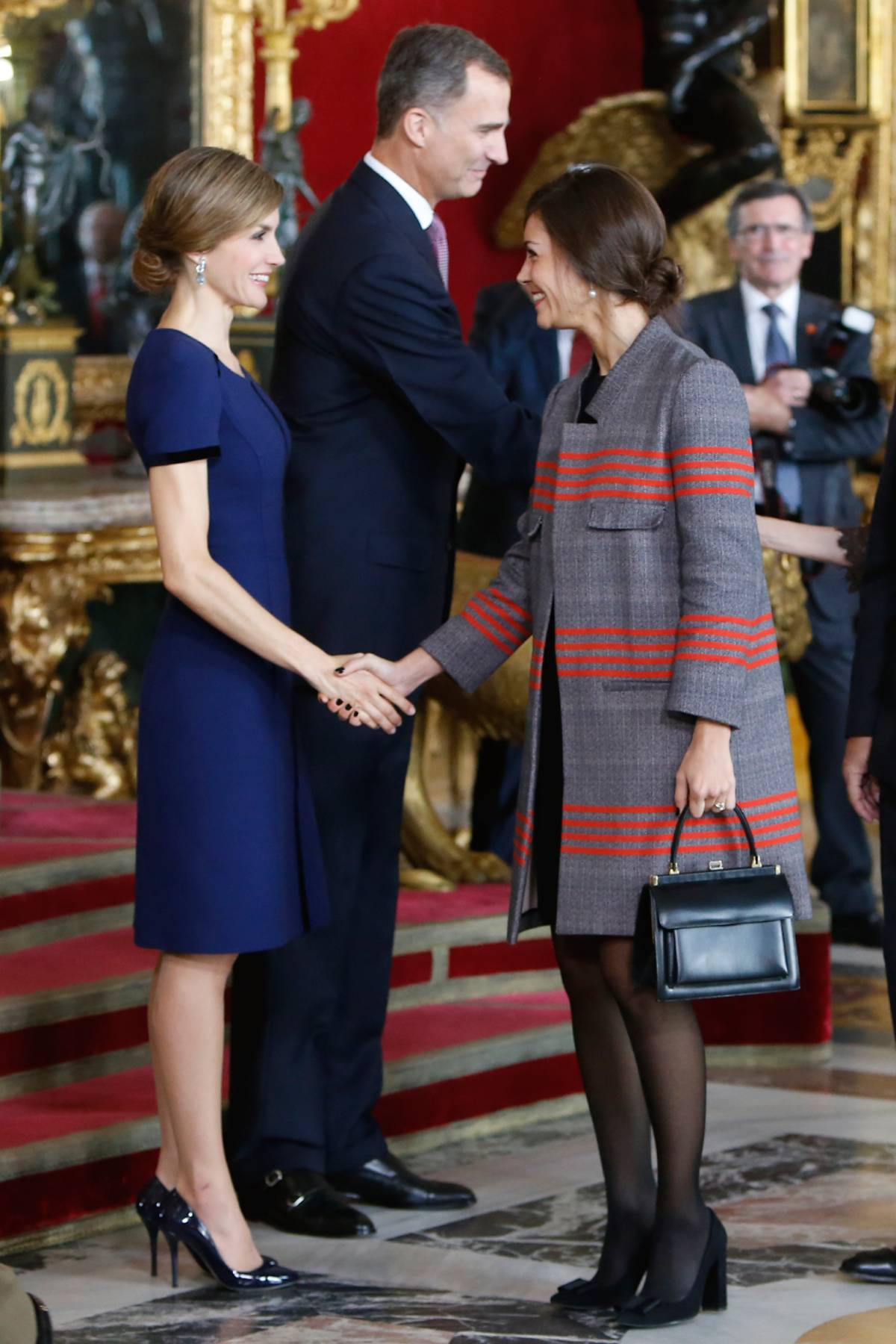 Doña Letizia saluda a su estilista, Eva Fernández, en el Palacio Real durante una recepción oficial. (Foto: Gtres)