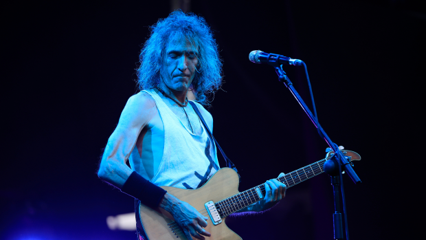 Robe tocando la guitarra en uno de sus conciertos. (Foto: Gtres)