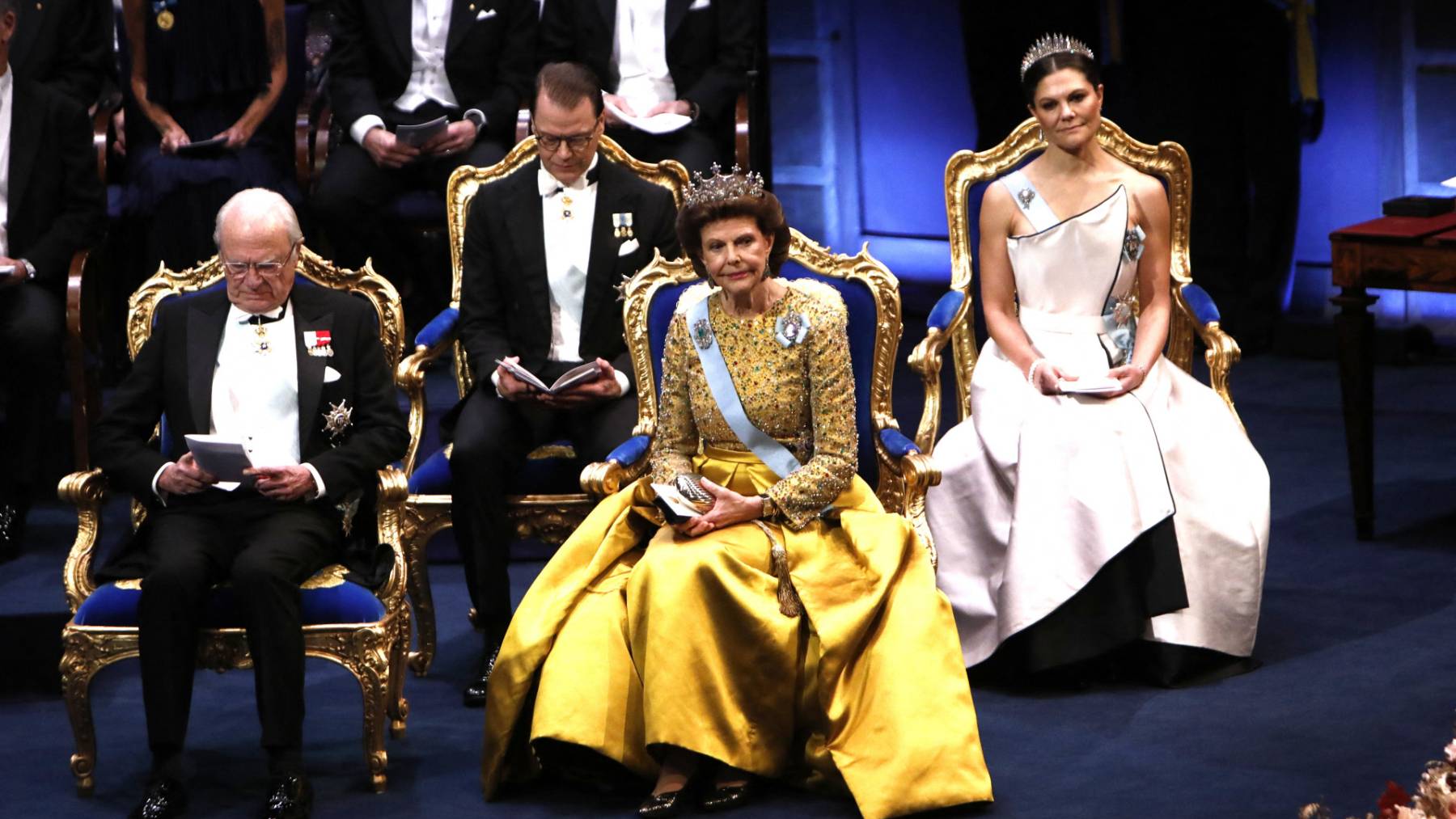 Historia y moda se fusionan: la princesa Victoria resucita un vestido de la reina Silvia en los Nobel