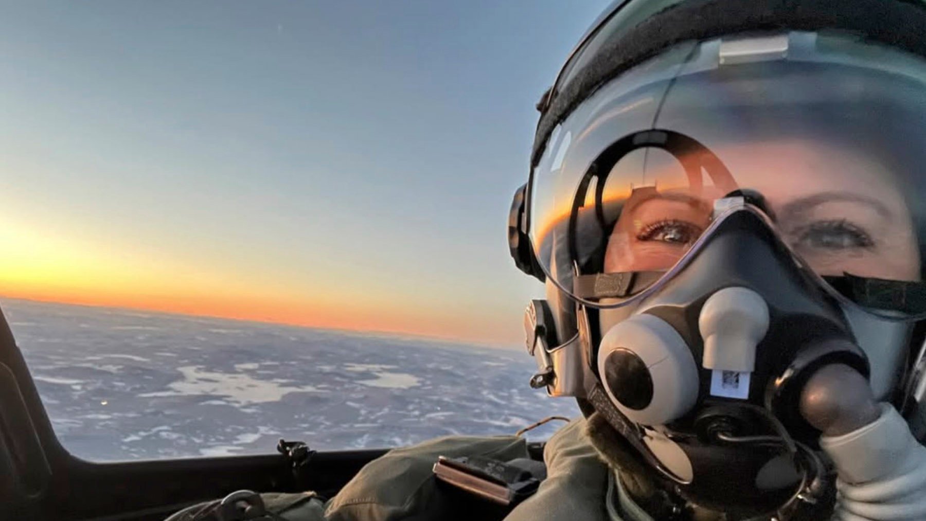 Victoria de Suecia, la princesa que surca los aires como Leonor... (y además lo enseña)