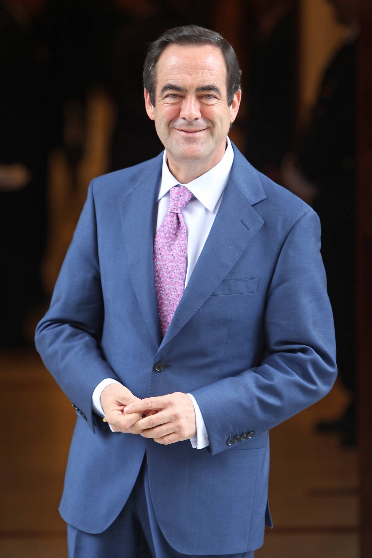 José Bono posa sonriente con un traje azul. (Foto: Gtres)