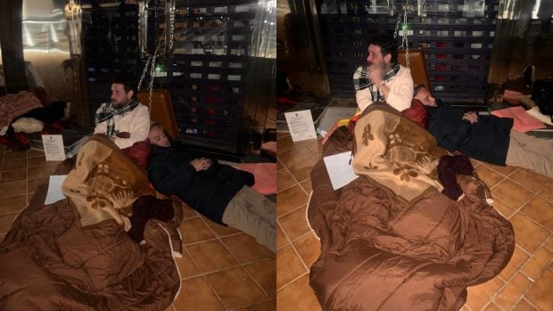 Kiko Hernández y Fran Antón, encadenados y en huelga. (Foto: LOOK)