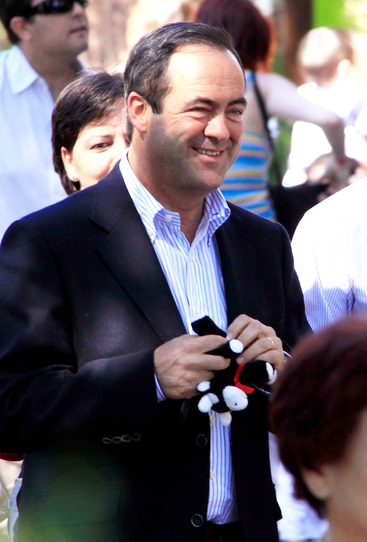 El político aparece en una etapa previa a su tratamiento capilar. (Foto: Gtres)