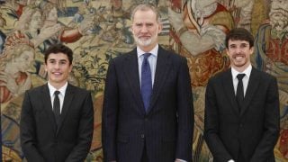 El Rey Felipe VI con los hermanos Márquez. (Foto: Gtres)