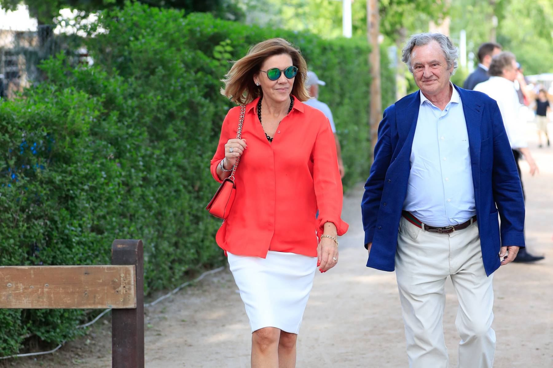María Dolores de Cospedal e Ignacio López del Hierro en Madrid. (Foto: Gtres)