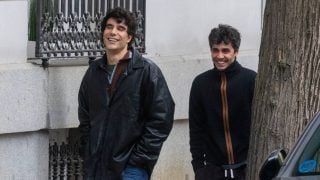 Los Javis por las calles de Madrid. (Foto: Gtres)