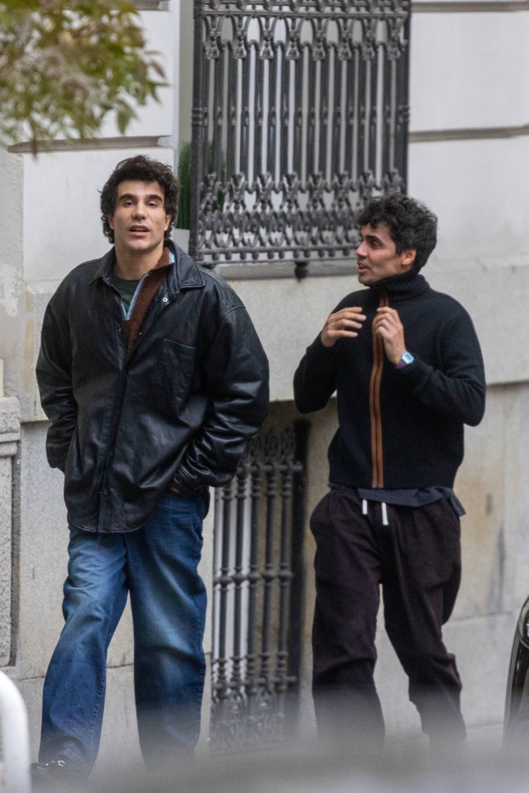 Los Javis por las calles de Madrid. (Foto: Gtres)