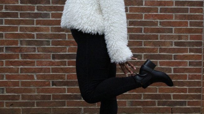 Las botas baratas que acaban de llegar a Mango: pegan con todo y van a volar en minutos