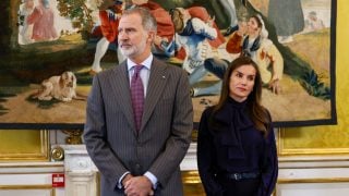 Los Reyes Letizia y Felipe en un acto institucional. (Foto: Gtres)