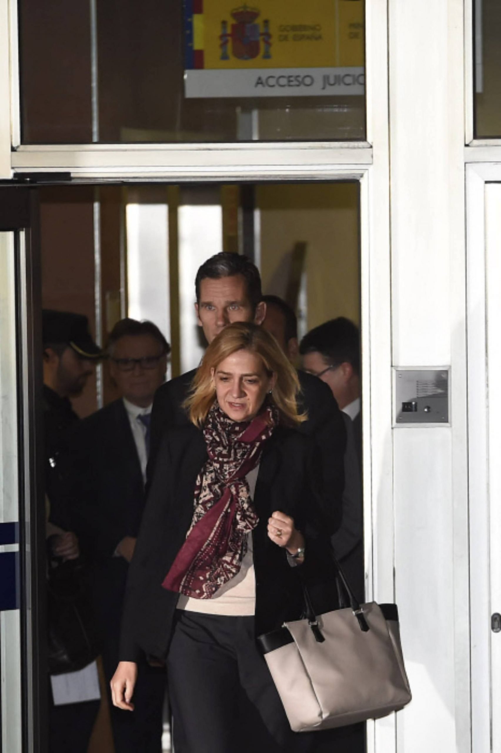La infanta Elena e Iñaki Urdangarin a su salida de los juzgados. (Foto: Gtres)