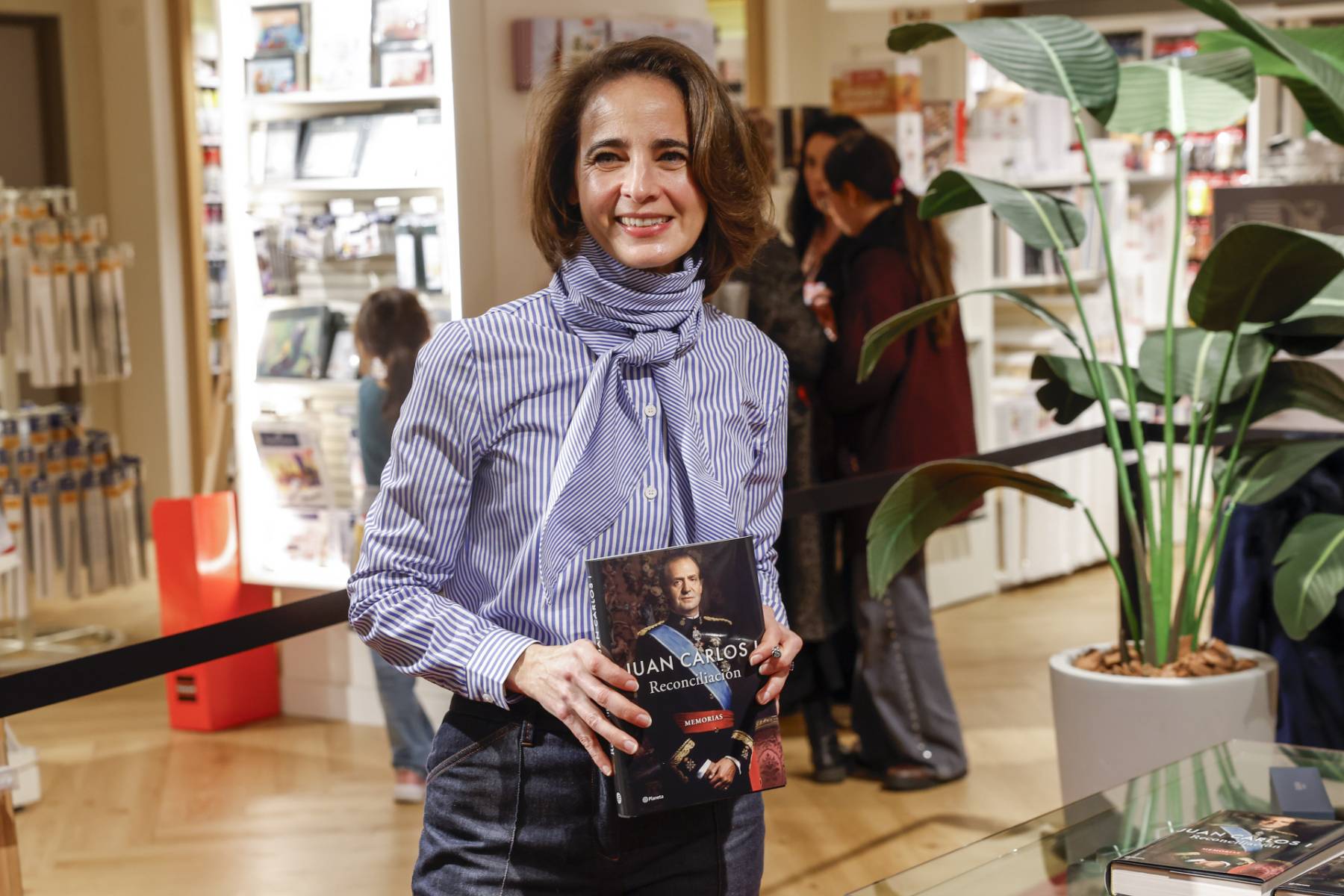 Laurence Debray en la firma de las memorias de Juan Carlos I. (Foto: Gtres)