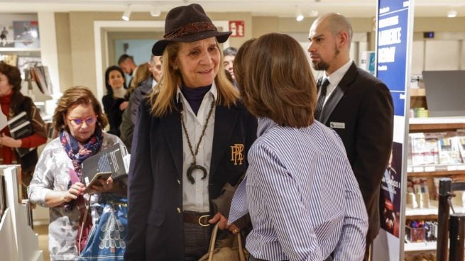 La infanta Elena en la firma de las memorias de las memorias de Juan Carlos I. (Foto: Gtres)