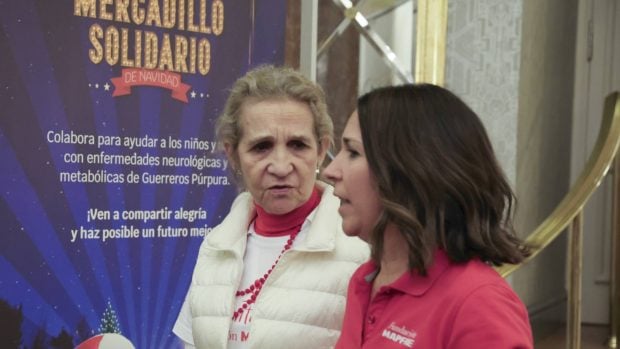La infanta Elena en el mercadillo de la Fundación MAPFRE. (Foto: Gtres)