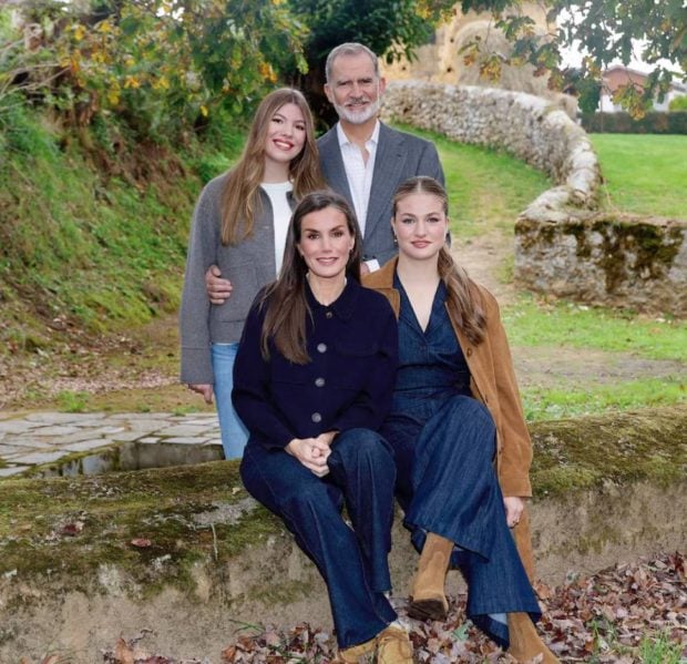 Los Reyes y sus hijas felicitan las fiestas con una imagen familiar tomada en Asturias en 2025. (Foto: Casa Real)