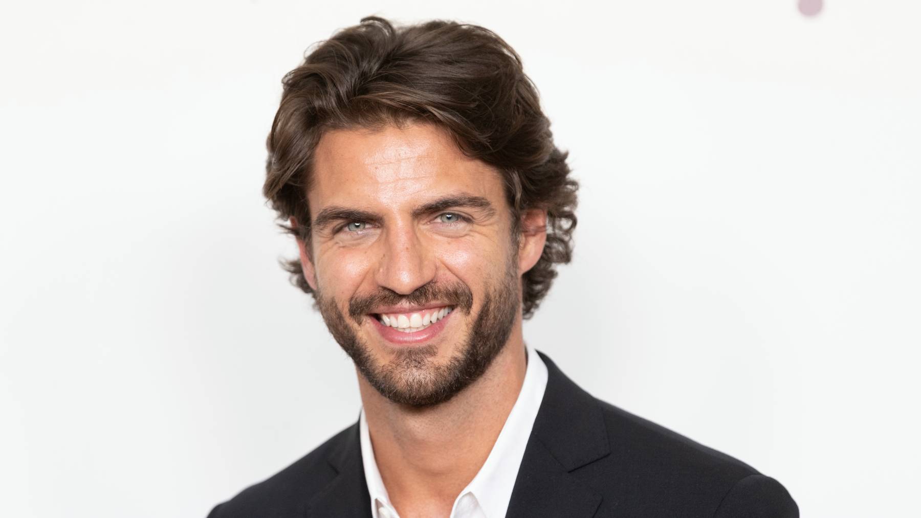 Maxi Iglesias se reinventa: el actor que conquistó a la juventud ahora es piloto de avión y escritor