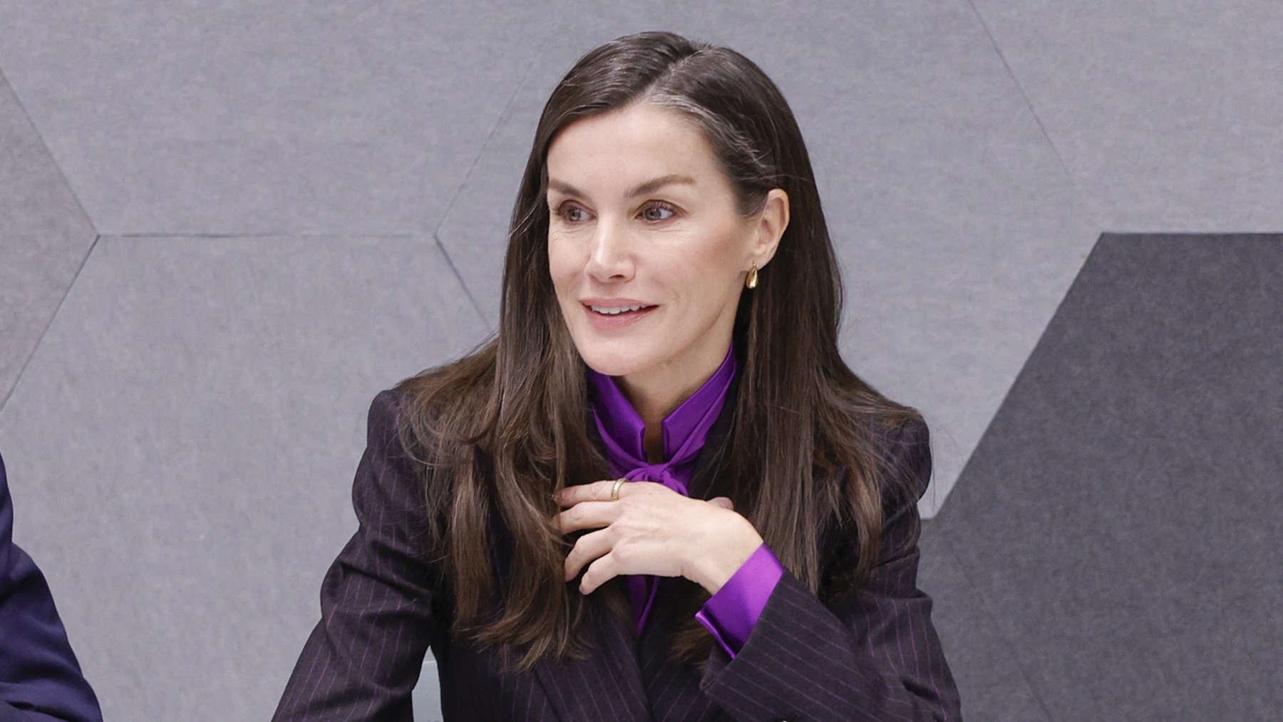 El truco de la Reina Letizia para elevar un sobrio traje gris con una blusa de color