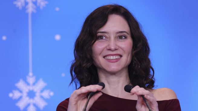 Ayuso arranca la Navidad con un ‘look’ de Victoria que vas a querer copiar