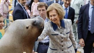 La Reina Sofía en una visita al Zoo. (Foto: Gtres)